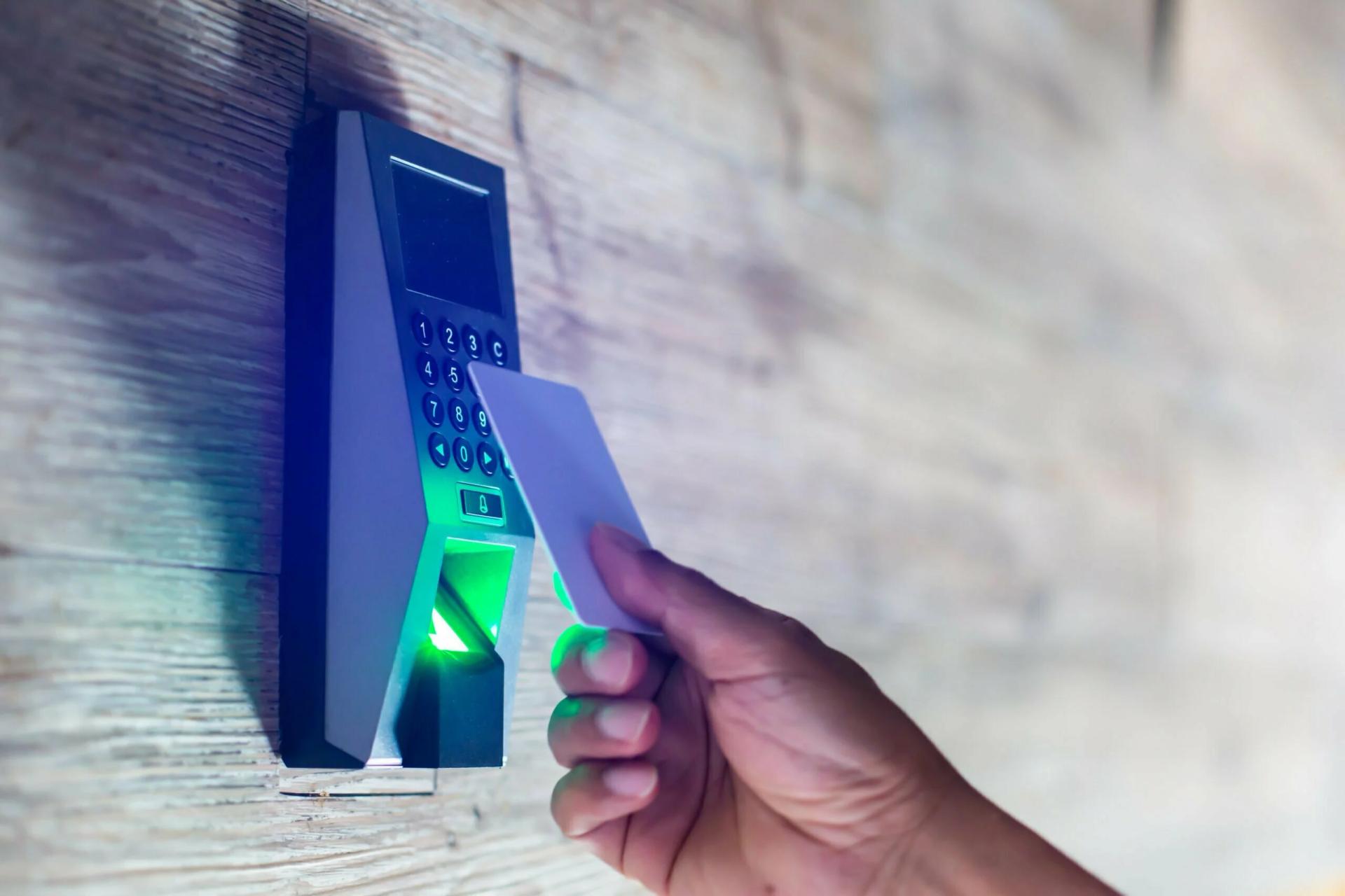 Contrôle d'accès sécurisé par badge biométrique – Optitime COMSYS